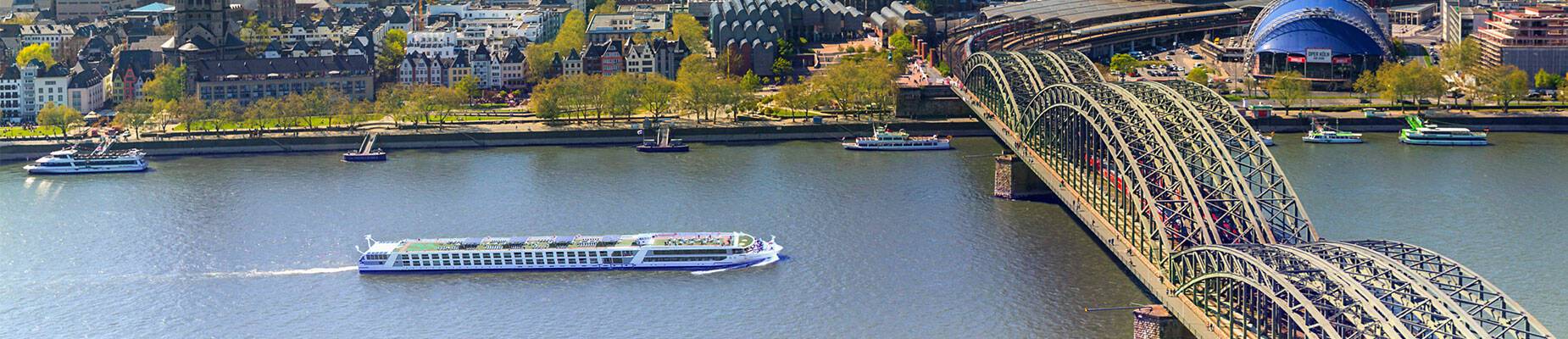 Emerald Star sailing through Cologne