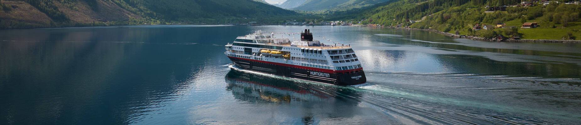 MS Trollfjord, Hurtigruten, at sea