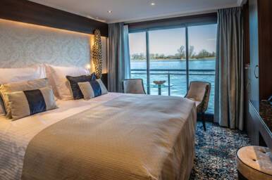 Standard Suite, Ruby Deck, MS George Eliot, Riviera Travel