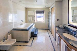 Grand Duplex Bathroom, Queen Mary 2, Cunard