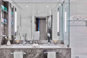 Signature Suite, Bathroom, Seabourn Ovation