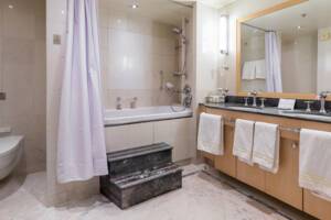 Duplex Suite Bathroom, Queen Mary 2, Cunard