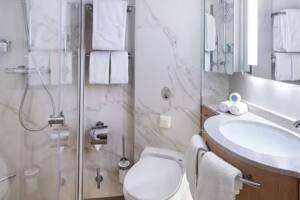 Penthouse Suite, Bathroom, Nautica, Oceania Cruises