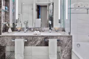 Veranda Suite Bathroom, Seabourn Ovation