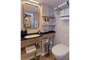Arctic Superior Bathroom XT, MS Roald Amundsen, HX Expeditions