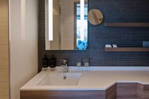 Expedition Suite Bathroom (MF), ms Roald Amundsen, HX Expeditions