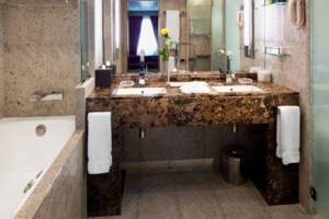 Owners Suite (O1), Bathroom, Seabourn Sojourn