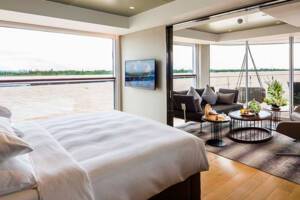 Bedroom, Royal Panorama Suite (RS), Scenic Spirit