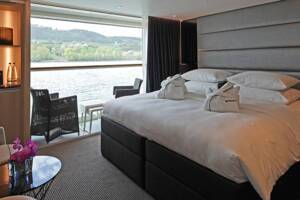 Bedroom, Junior Balcony Suite (B1J), Scenic Opal