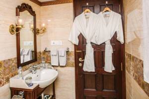 Signature Suite Bathroom, Ganges Voyager II, Uniworld