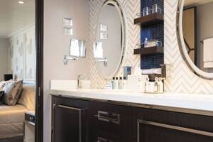 Regent Explorer, Penthouse Suite bathroom
