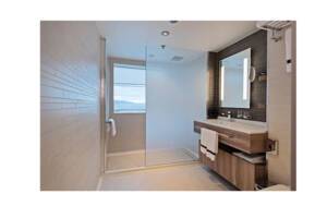 Expedition Corner Suite Bathroom (MC), MS Roald Amundsen, HX Expeditions