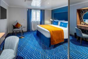 Deluxe Oceanview Bedroom, Queen Anne, Cunard - Image based on an EB grade, configuration may differ