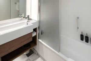 Celebrity Suite Bathroom, Celebrity Apex