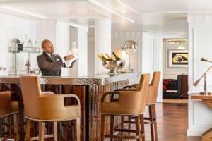 Owner's Suite Bar, Vista, Oceania Crusies