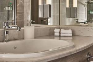 Deluxe Veranda bathroom, Silver Moon