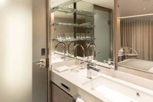 Superior Veranda Suite Bathroom