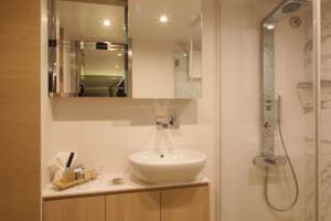 Bathroom, Junior Balcony Suite (RJ), Scenic Opal