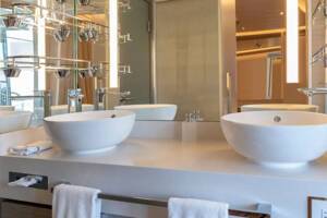 Silver Suite Bathroom