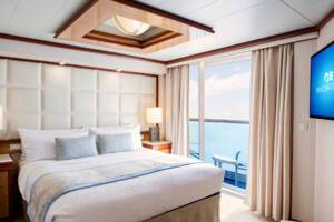 Penthouse Suite With Balcony, bedroom (S4), Royal Princess, Princess Cruises