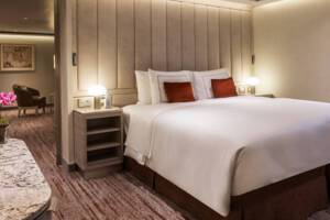 Grand Suite Bedroom, Silver Ray