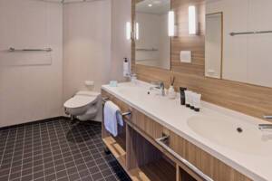 Owners Suite (MX), Bathroom, MS Spitsbergen