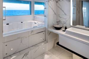 Penthouse Suite bathroom, Celebrity Apex