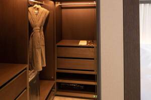 Wardrobe, Spa Suite (SA), Scenic Eclipse