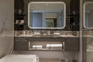 Master Suite Bathroom, Silver Ray
