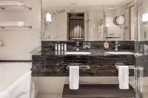 Suite Bathroom (B6), Iona