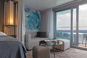 Bedroom, Grand Deluxe Verandah Suite (CD), Scenic Eclipse