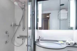 Deluxe Ocean View, Bathroom, Regatta, Oceania Cruises