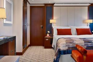 Signature Suite Bedroom, Seabourn Ovation