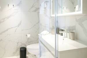 Emerald Sakara Yacht Suite Bathroom