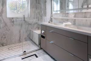 Royal Suite bathroom, S.S. Victoria, Uniwolrd