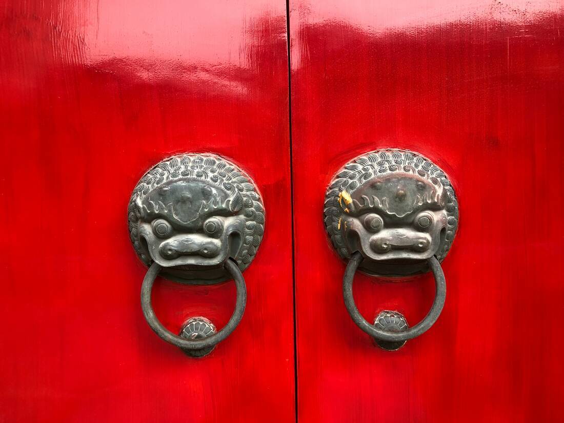 Red door to bring good luck on New Year's Eve in China