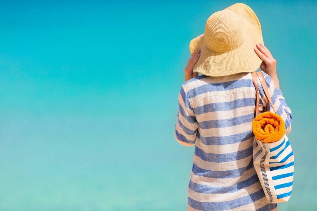 Woman with shopping bag and hat