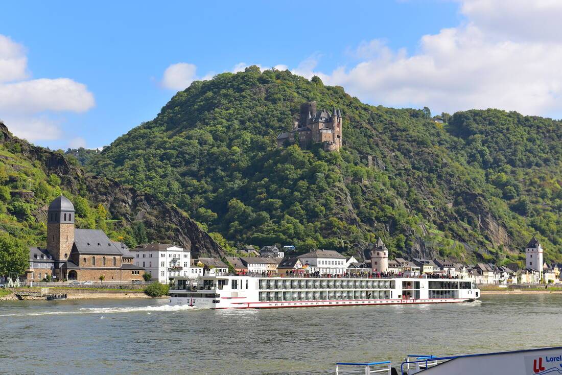 River crusie with the backdrop of the hill