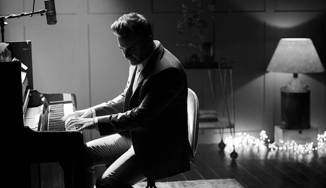 Gary Barlow playing in The 710 Club, Iona