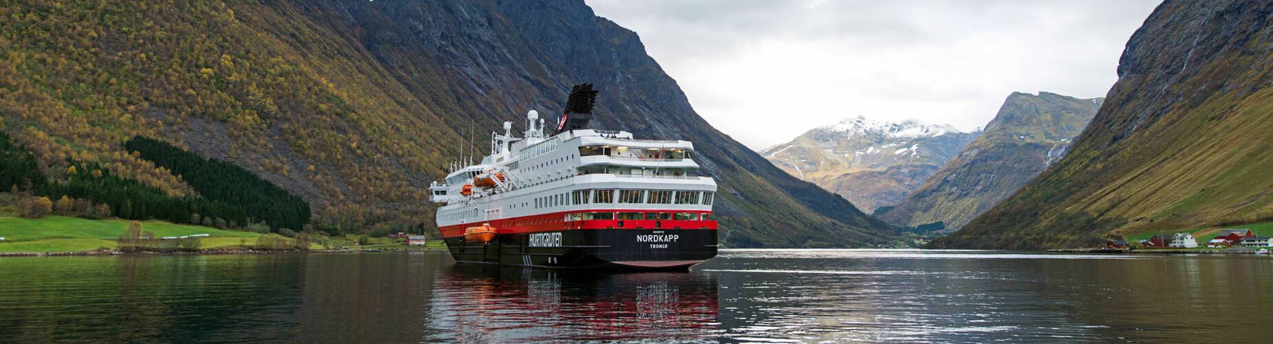 MS Nordkapp in Hjørundfjord